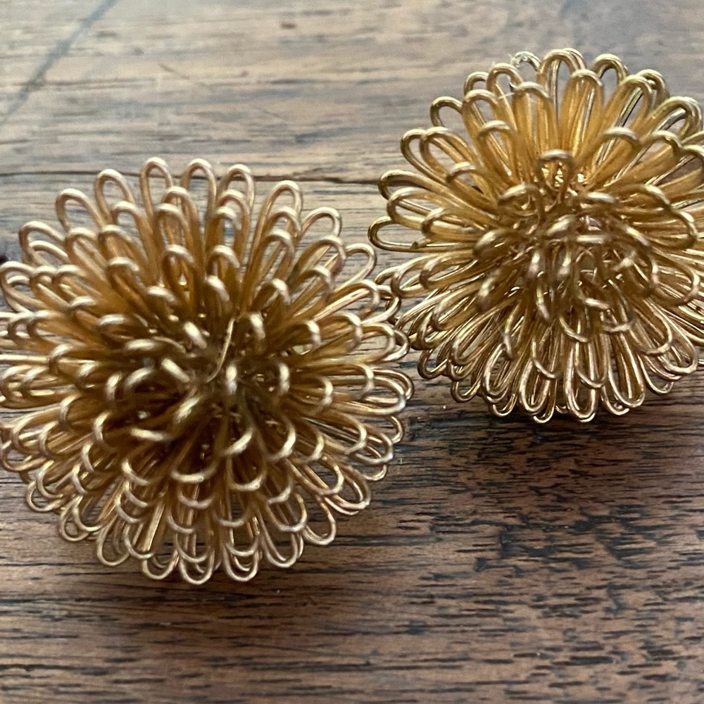 Vintage gold tone dandelion earrings pierced